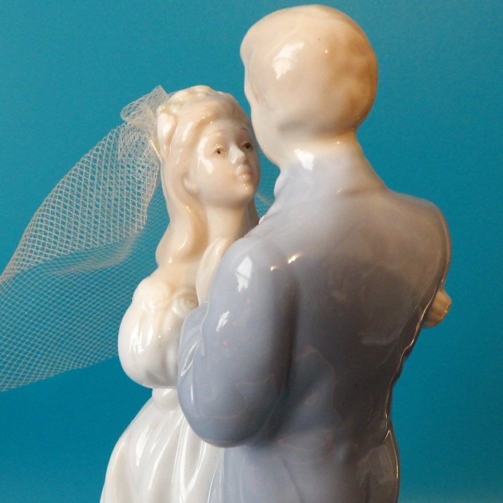 Vintage Bride and Groom with Music Box - Picture 7 of 8
